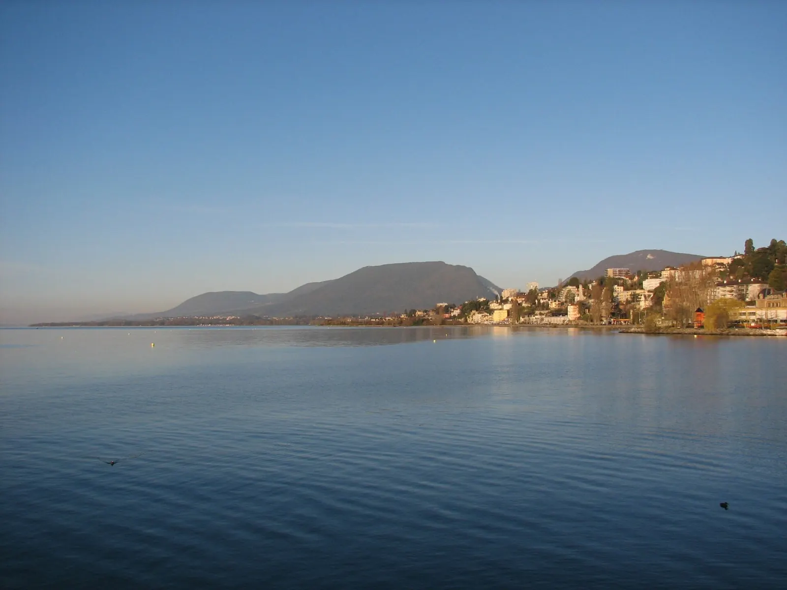 Neuchâtel au bord de son lac