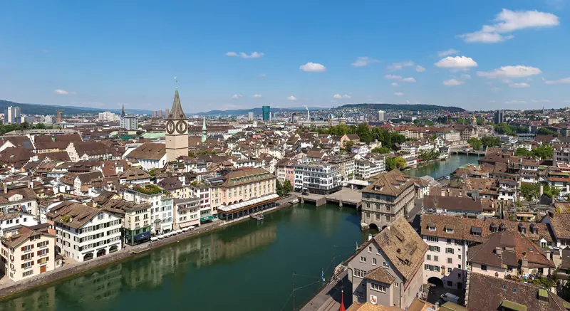 La vieille ville de Zurich le long de la Limmat