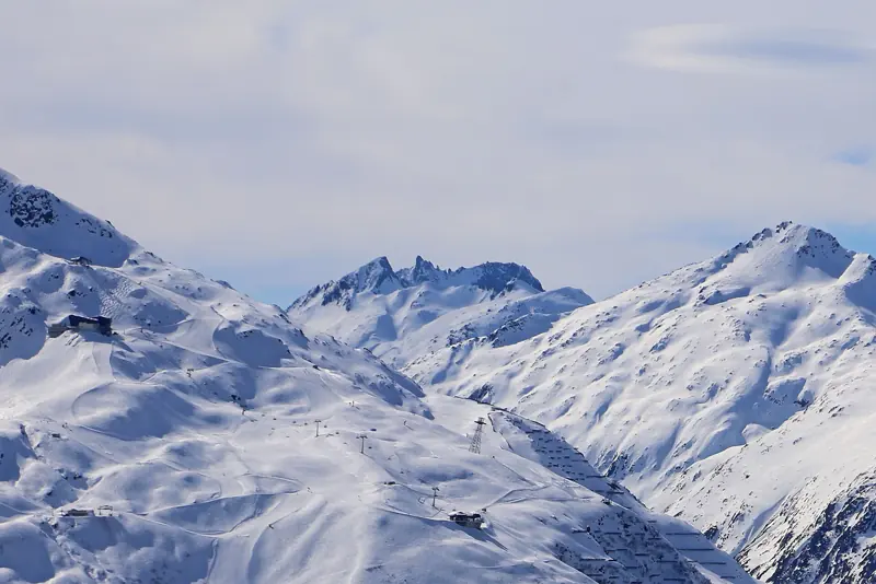 Le domaine skiable du Gemsstock au-dessus d'Andermatt