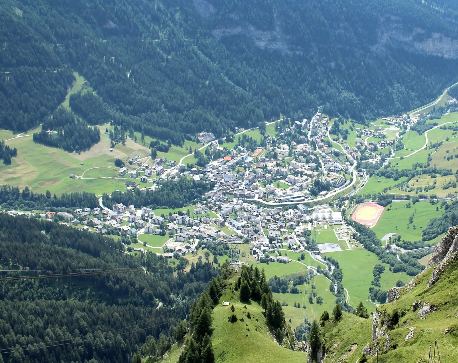 Loèche-les-Bains au pied des falaises de la Gemmi