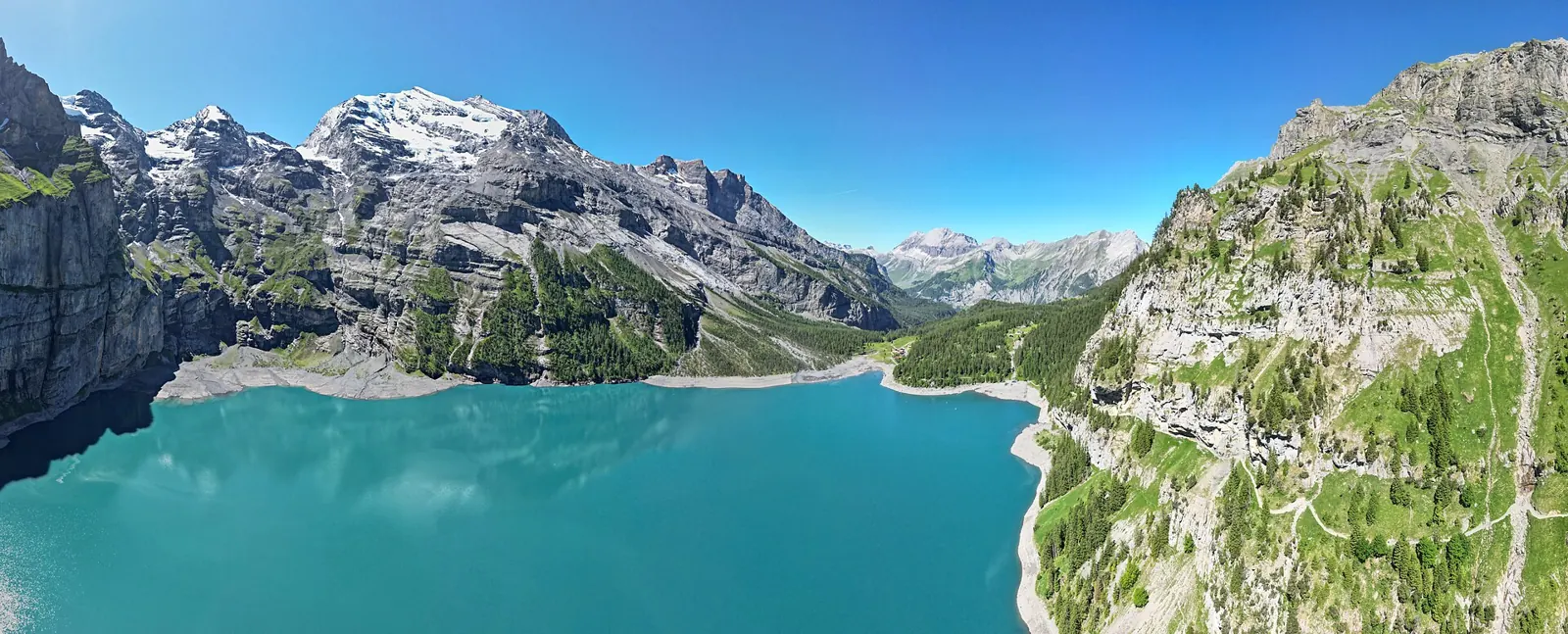L'Oeschinensee turquoise sous les falaises de la Blüemlisalp, au-dessus de Kandersteg