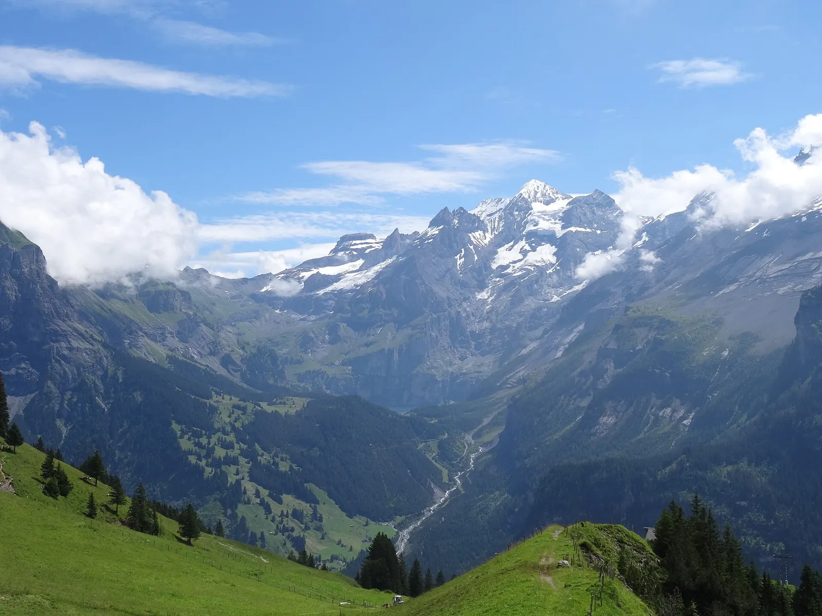 La rive de l'Oeschinensee et le massif de la Blüemlisalp
