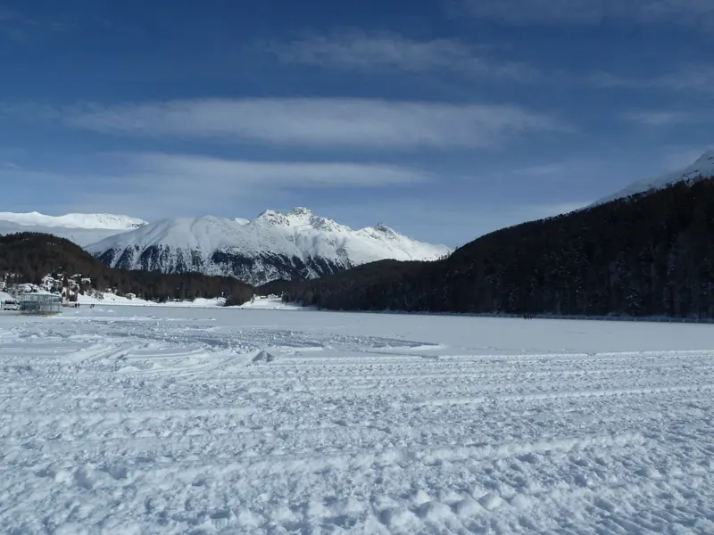 Saint-Moritz et son lac gelé en hiver