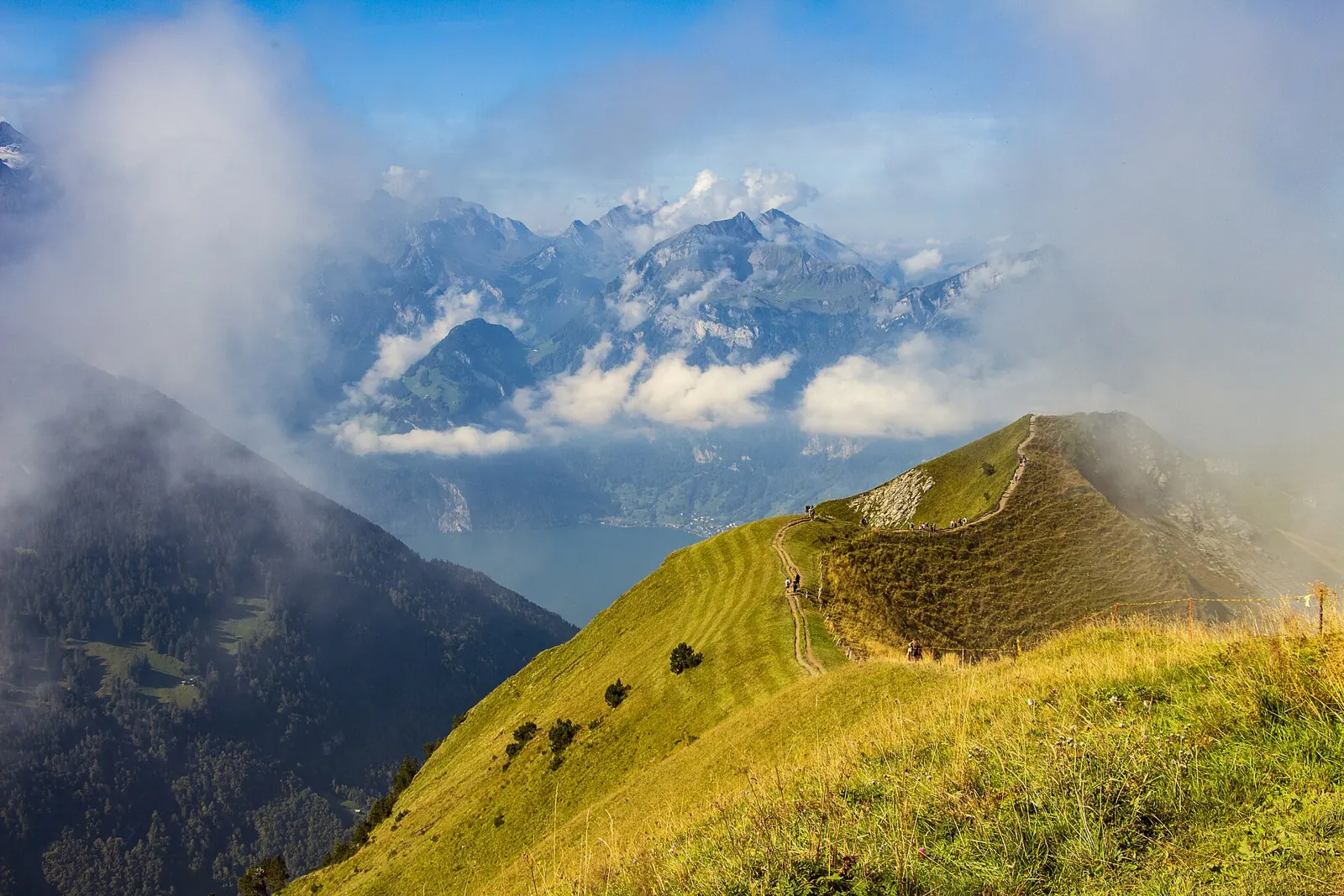 Ridge trail between Klingenstock and Fronalpstock above Stoos