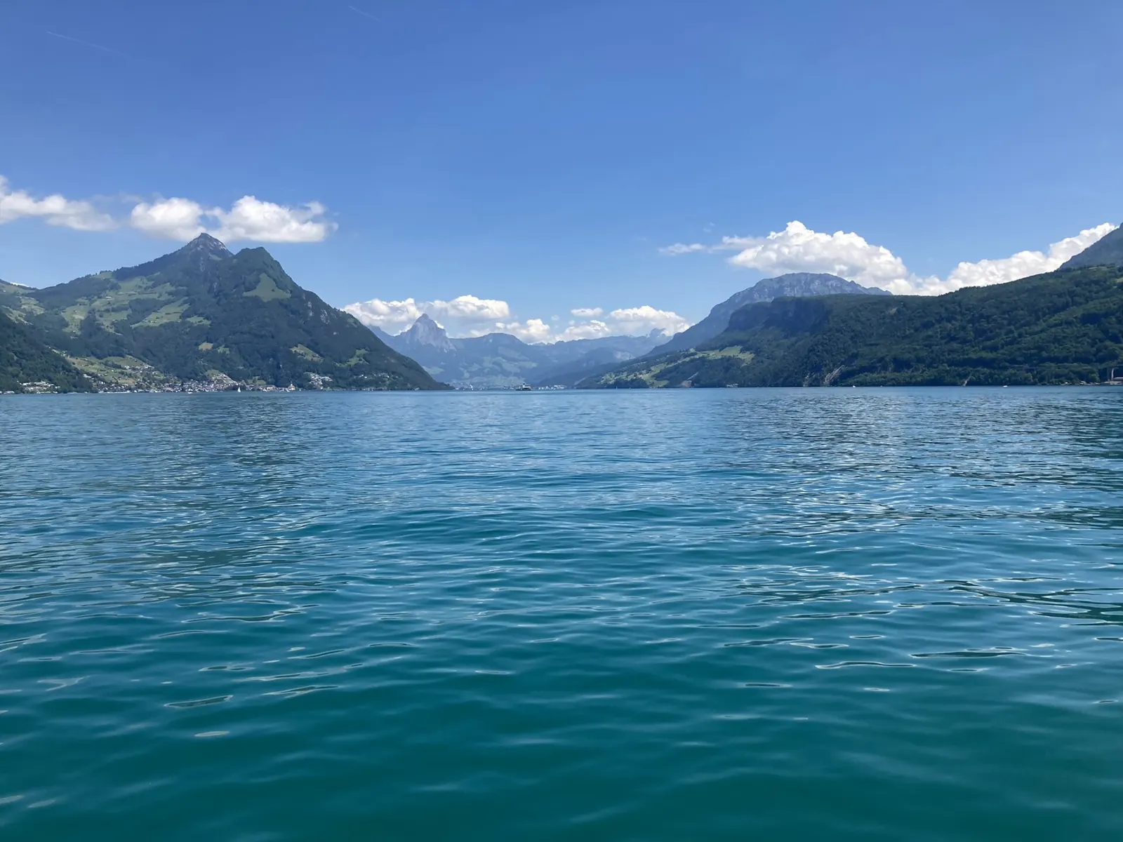 Lac alpin et montagnes en Suisse