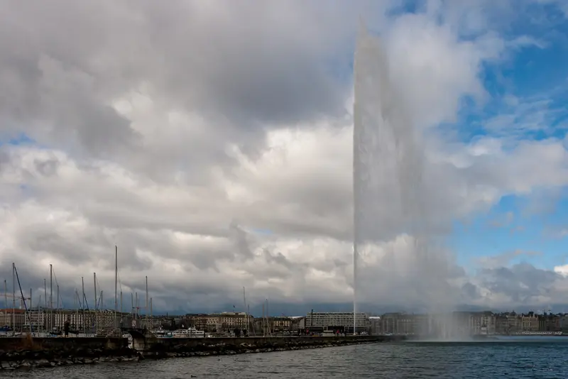 Things to do in Geneva: the Jet d'Eau fountain on Lake Geneva