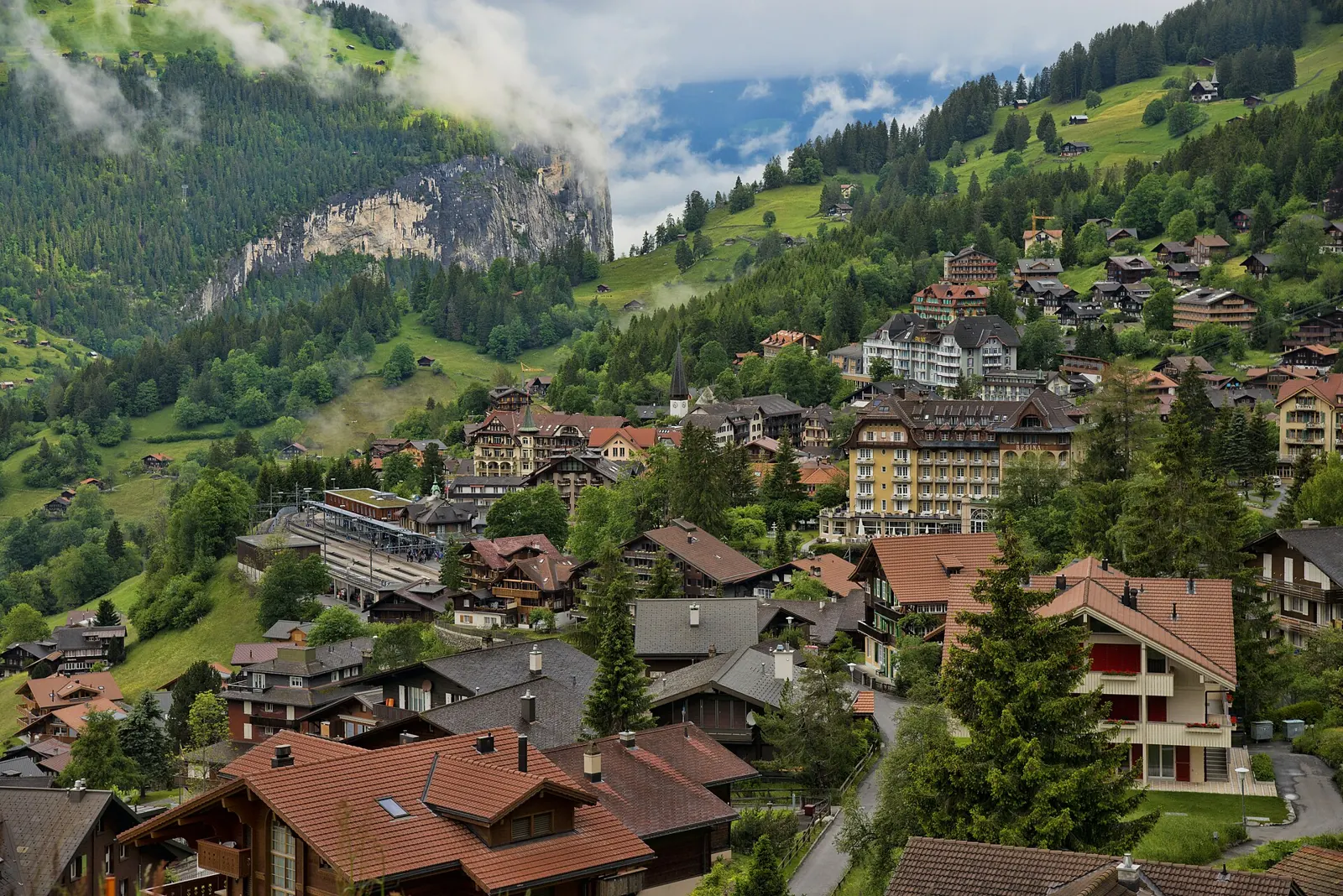Car-free Wengen above the Lauterbrunnen valley, an alternative to staying in Interlaken