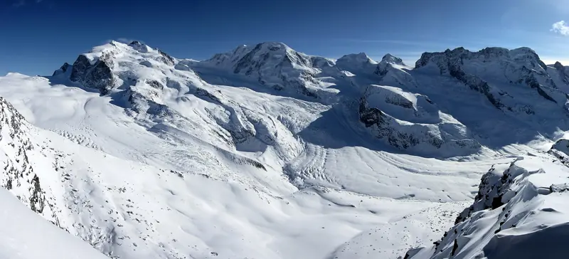 Le train du Gornergrat et le Cervin en hiver